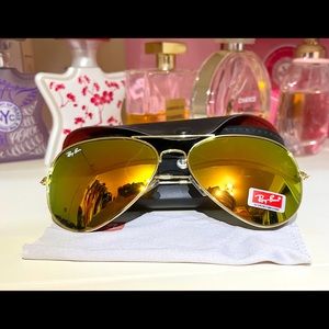 Ray-ban aviator flash lenses RB3025. Never worn, come with cloth and case.